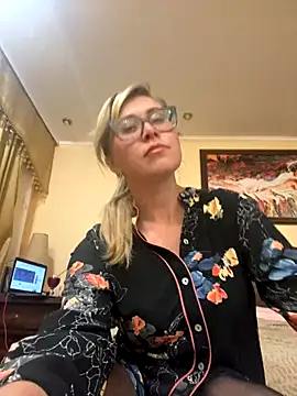 Crystal00Girl online show from 29, 9, 2025