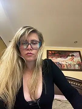 Crystal00Girl online show from 2, 10, 2025