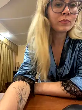 Crystal00Girl online show from 18, 10, 2025