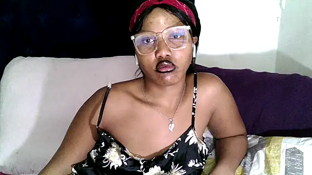 BUNNYCHOWX28 online show from 3, 12, 2025