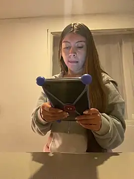 Sara-cooper2 online show from 4, 3, 2026