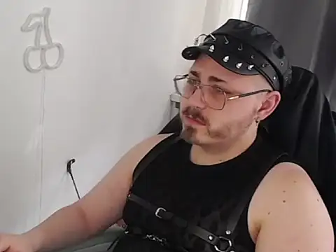 Snapshot of FabianKinky chatting on 21, 10, 2025 FabianKinky online show from 21, 10, 2025