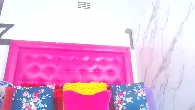 Snapshot of LoloQueen5 chatting on 8, 6, 2026 LoloQueen5 online show from 8, 6, 2026