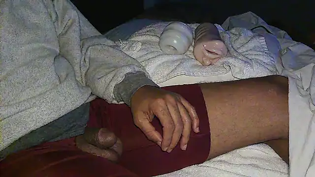 Snapshot of GRiZZLYBONE chatting on 8, 11, 2025 GRiZZLYBONE online show from 8, 11, 2025