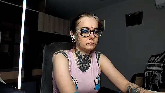 Snapshot of HighelikeGirl chatting on 15, 10, 2025 HighelikeGirl online show from 15, 10, 2025