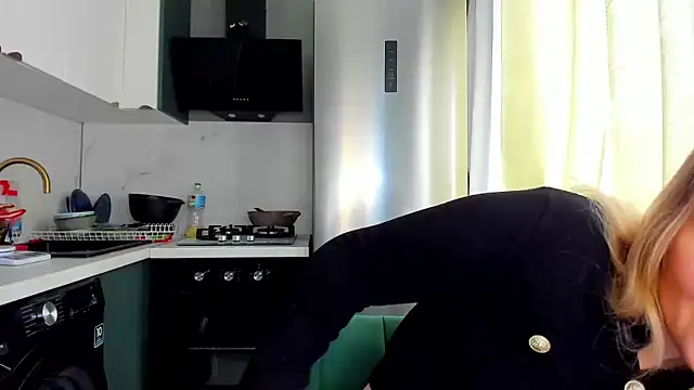 Snapshot of SunshineEmma chatting on 6, 10, 2025 SunshineEmma online show from 6, 10, 2025