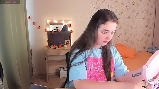 Snapshot of Alice_next_door chatting on 13, 7, 2026 Alice next door online show from 13, 7, 2026