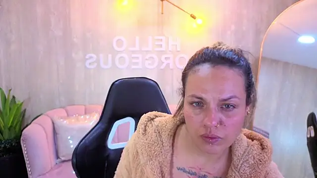 Jade Jones a online show from 14, 11, 2025