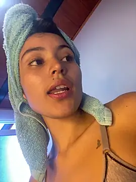 Snapshot of hotwife26 chatting on 27, 10, 2025 hotwife26 online show from 27, 10, 2025