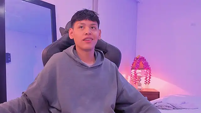 Snapshot of zeus_blaze chatting on 10, 9, 2025 zeus blaze online show from 10, 9, 2025