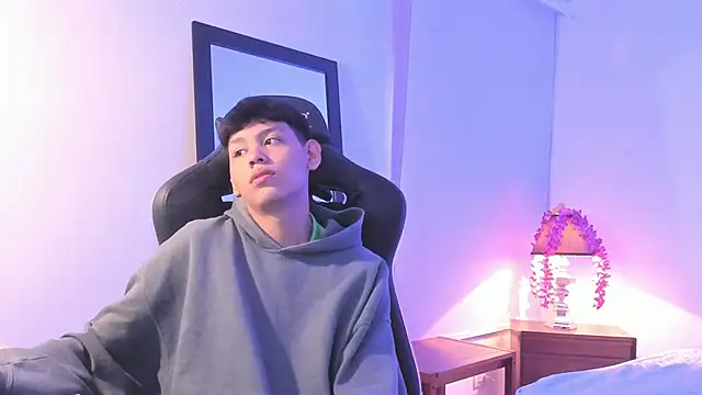 Snapshot of zeus_blaze chatting on 10, 9, 2025 zeus blaze online show from 10, 9, 2025