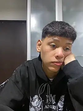 Snapshot of zeus_blaze chatting on 13, 9, 2025 zeus blaze online show from 13, 9, 2025