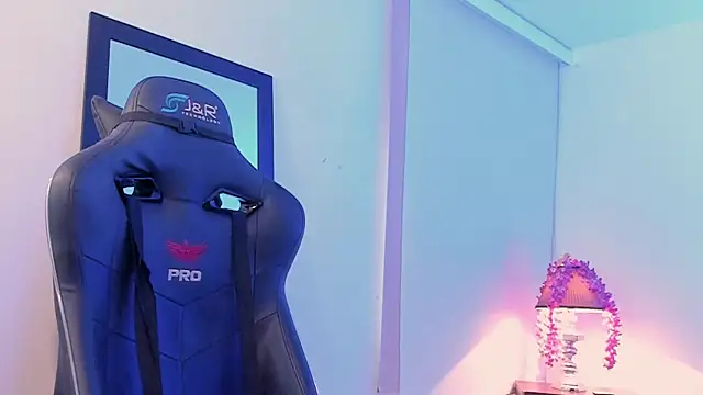 Snapshot of zeus_blaze chatting on 13, 9, 2025 zeus blaze online show from 13, 9, 2025