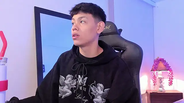 Snapshot of zeus_blaze chatting on 16, 9, 2025 zeus blaze online show from 16, 9, 2025