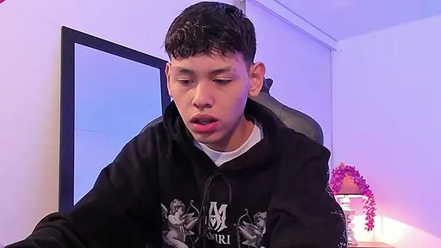 Snapshot of zeus_blaze chatting on 17, 9, 2025 zeus blaze online show from 17, 9, 2025