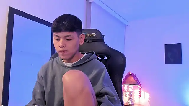 Snapshot of zeus_blaze chatting on 1, 10, 2025 zeus blaze online show from 1, 10, 2025