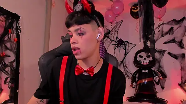 Snapshot of zeus_blaze chatting on 4, 10, 2025 zeus blaze online show from 4, 10, 2025