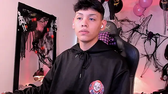 Snapshot of zeus_blaze chatting on 4, 10, 2025 zeus blaze online show from 4, 10, 2025