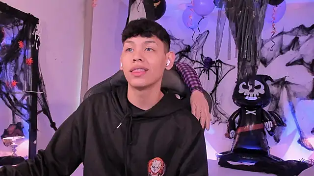 Snapshot of zeus_blaze chatting on 6, 10, 2025 zeus blaze online show from 6, 10, 2025