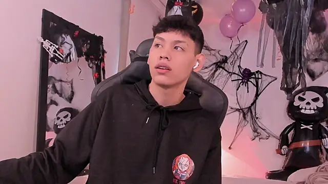 Snapshot of zeus_blaze chatting on 8, 10, 2025 zeus blaze online show from 8, 10, 2025