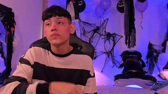 Snapshot of zeus_blaze chatting on 14, 10, 2025 zeus blaze online show from 14, 10, 2025