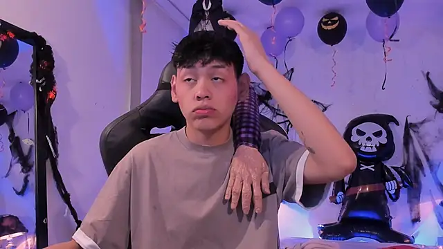 Snapshot of zeus_blaze chatting on 24, 10, 2025 zeus blaze online show from 24, 10, 2025