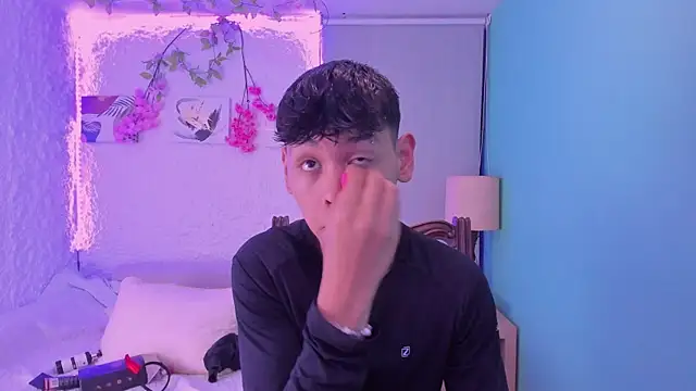 Snapshot of zeus_blaze chatting on 30, 10, 2025 zeus blaze online show from 30, 10, 2025