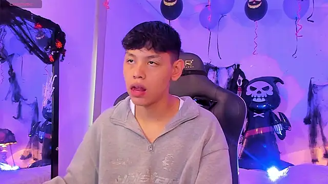 Snapshot of zeus_blaze chatting on 1, 11, 2025 zeus blaze online show from 1, 11, 2025