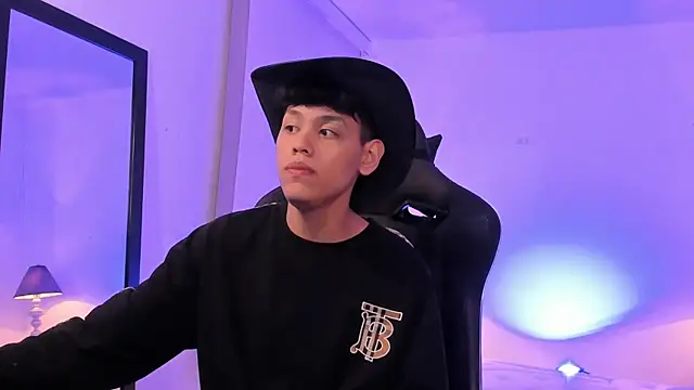 Snapshot of zeus_blaze chatting on 4, 11, 2025 zeus blaze online show from 4, 11, 2025