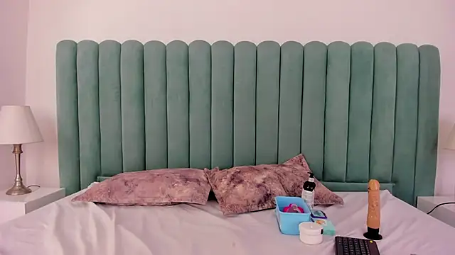 EmilyHanks  online show from 24, 11, 2025