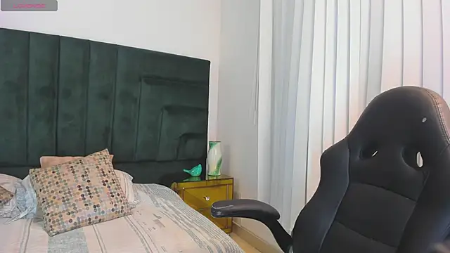 SaraWagner  online show from 11, 11, 2025