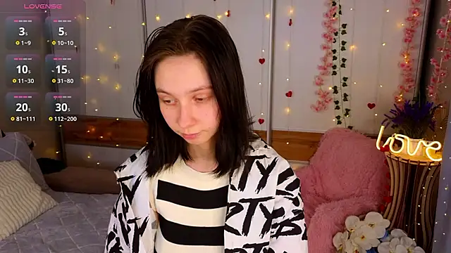 Snapshot of SuzanneHowse chatting on 14, 3, 2026 SuzanneHowse online show from 14, 3, 2026