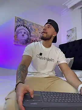 Thiago Hill online show from 4, 4, 2026