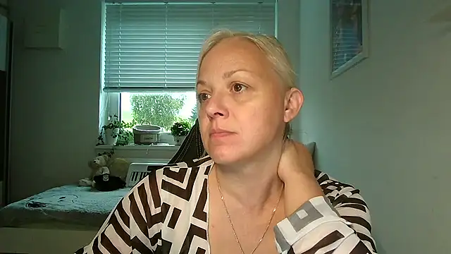 Linsy Kim online show from 9, 10, 2025