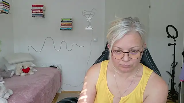 Linsy Kim online show from 28, 3, 2026