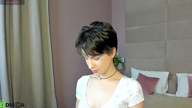 Adeline Perle online show from 11, 9, 2025