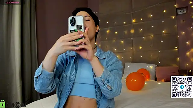 Adeline Perle online show from 30, 10, 2025