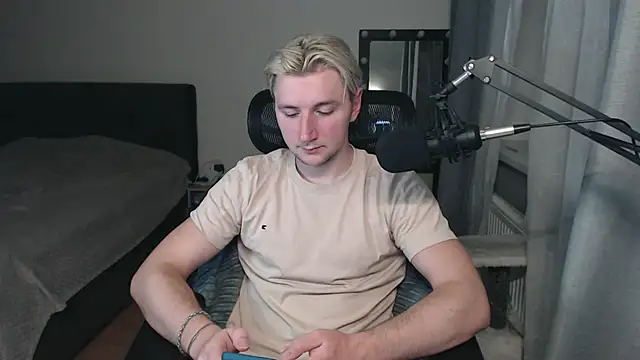 Snapshot of Elvin_Vaenight chatting on 8, 10, 2025 Elvin Vaenight online show from 8, 10, 2025