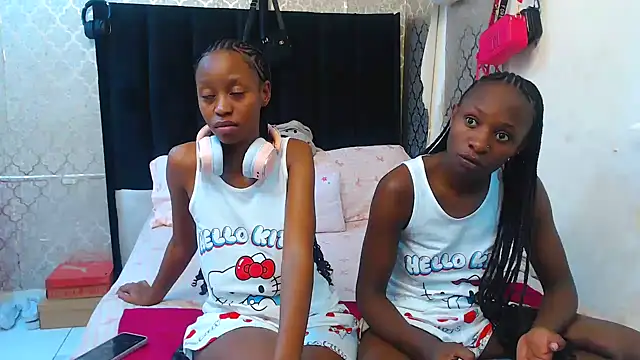 SexyPetitex25 online show from 19, 10, 2025