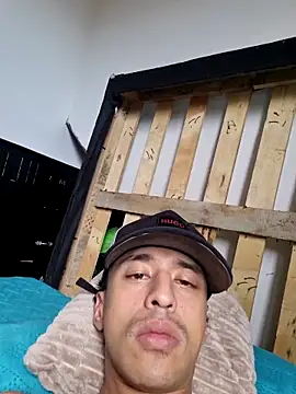 Santi2323xxX online show from 20, 3, 2026