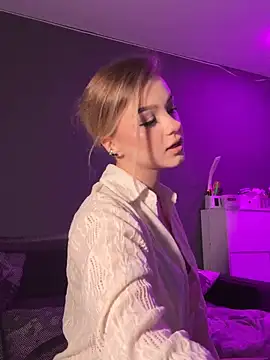 VelvetRush  online show from 10, 10, 2025