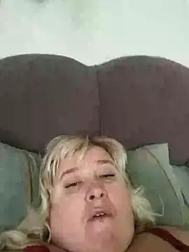 Snapshot of GlamMilena chatting on 17, 12, 2025 GlamMilena online show from 17, 12, 2025