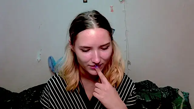  kikiclark   online show from 15, 10, 2025