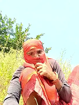 Snapshot of Hot-honi chatting on 11, 10, 2025 Hot-honi online show from 11, 10, 2025