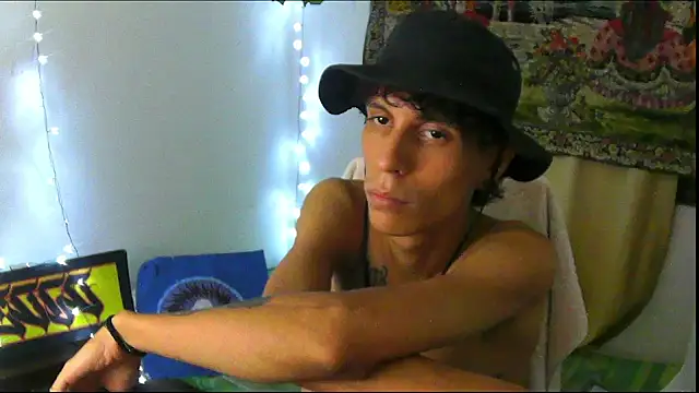 Snapshot of Crxxxsh chatting on 10, 9, 2025 Crxxxsh online show from 10, 9, 2025