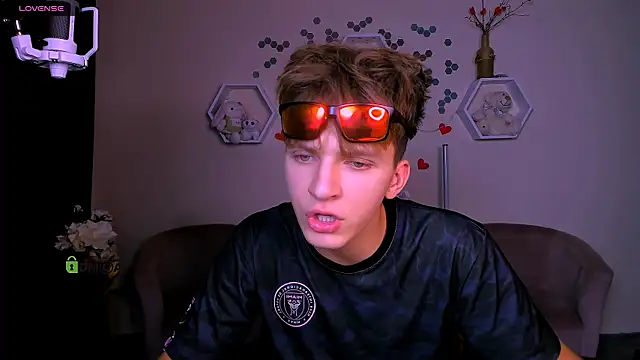 travis wolf  online show from 22, 9, 2025