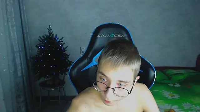 glasses cat online show from 4, 12, 2025