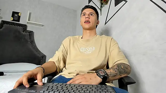 liaamsmiith  online show from 14, 10, 2025