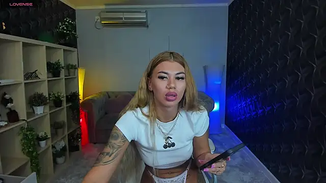 Snapshot of xPuka chatting on 11, 9, 2025 xPuka online show from 11, 9, 2025