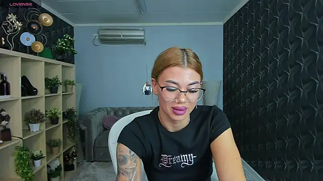 Snapshot of xPuka chatting on 21, 9, 2025 xPuka online show from 21, 9, 2025